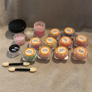 Färgglada nail powder Born Pretty & Otego - Säljer ett set med 12 små burkar nagelpuder i neonfärger som rosa, gul, grön, blå, orange och glitter. Märkena är Born Pretty och Otego. Inkluderar två svampapplikatorer. Perfekt för kreativa och färgstarka nageldesigner.