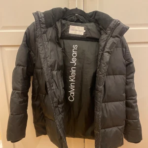 Calvin klein  - En varm vinter jacka i bra skick, knappt använt från Calvin klein. Stilren, unisex. Avtagsbar luva.