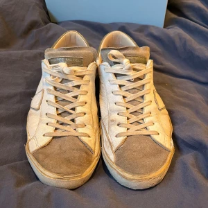 Philippe Model vita sneakers herr 44 - Tjena tjena, jag har ett par Phillipe model här som ni ser. Dom har hängt med ett tag som man ser men är absolut inte dåliga för det, det är egentligen inget fel på dom förutom att dom har använts, man får även med den välkända blåa lådan som är i toppen skick!! Skriv till mig om funderingar angående båda skorna och lådan eller vad ni nu undra.😜👍🤝👍😎🔥