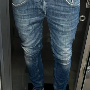 Dondup jeans skinny - Tjena tjena!! Ett riktigt snygga Par dondup jeans om du frågor dom flesta! Fint skick bara den taggen i jeansen som ni ser på bilden som är sleten annars fina, det är storlek 32 men ska jag va ärlig sitter dom mer som ett par 31. Jag är cirkus 182 och den sitter bra tajt på mig så skulle passa en 175 lång kille eller tjej som är ganska small🤝🤝. Skriv vid funderingar😃😃