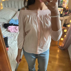 Ljusrosa blus  - Supersöt ljusrosa offshoulder blus från Rich & Royal i mjuk bomull. Bra skick! 
