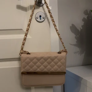 Axelremsväska  - Oanvänd och i fint skick.