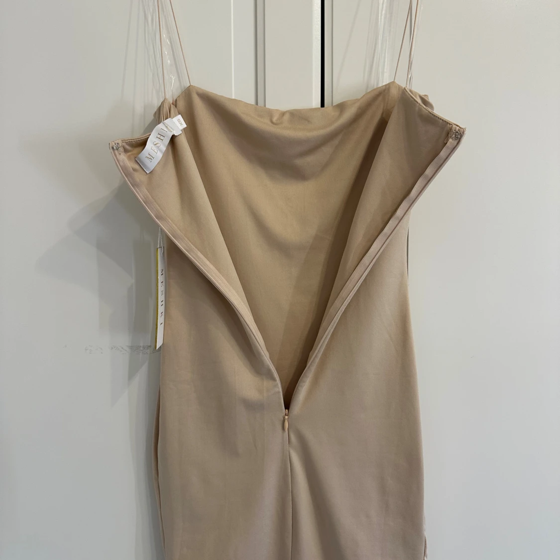 Beige bodycon klänning från Meshki - 2