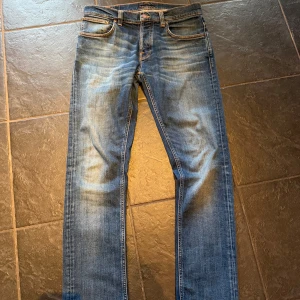 Nudie jeans - Säljer dessa nudie jeans med snygg tvätt i riktigt bra skick! W 32 L 34. Skriv vid fler frågor elr funderingar! Priset går att diskutera!