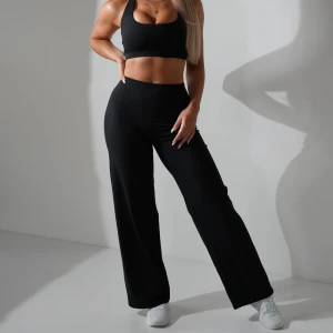 Svarta wide mjukisbyxor från GT - Svarta Gtech kima wide leggings i storlek S. Använda 1 gång, tyvärr behöver jag en annan storlek. Slutsålda online.