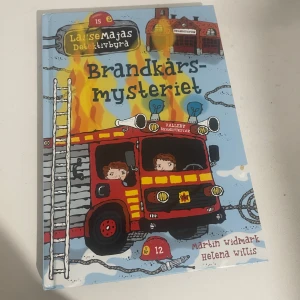 Brandkårsmysteriet - En spännande och rolig bok ur serien LasseMajas Detektivbyrå! Perfekt för dig som gillar mysterier, äventyr och färgglada illustrationer. Följ med Lasse och Maja när de löser ett klurigt fall kring brandkåren i Valleby.