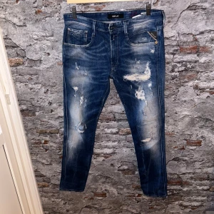 Replay anbass Hyperflex jeans - Mycket fint skick, inga defekter. Nypris ca 2500kr. Storlek W32, passar dig som är mellan 175-185cm ungefär. Inga konstigheter med jeansen. För feta och ovanliga!Tags medföljer inte. Skriv för mer information!🤝