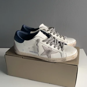 Golden goose superstar - Säljer dessa asfeta superstars eftersom dom tyvärr inte passar längre. Endast använda få gånger så typ nyskick. Skick 9,5/10 | Storlek 42 | Pris 3099 | Bara att skriva pm om ni har några frågor! Mvh Lavish