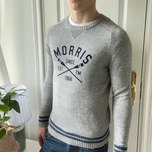 Morris sweatshirt - Morris company sweatshirt i storlek small. Sitter som en smock på mig som är 180 cm 75 kg. Kom med frågor! ✌️