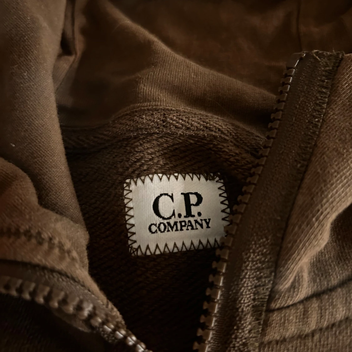 Brun hoodie med goggles från C.P. Company - 1