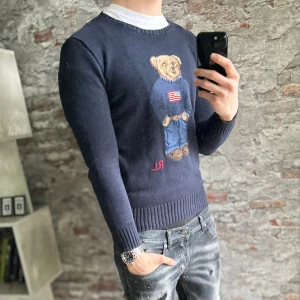 Ralph lauren Polo bear tröja - Bra skick, inga hål eller fläckar. Storlek XL junior vilket motsvarar S, passar dig som är mellan 170-180cm ungefär. Nypris ca 4000kr. Modellen är 185 cm, 79 kg. Passar bra nu till vintern. Skriv för mer information!🤝