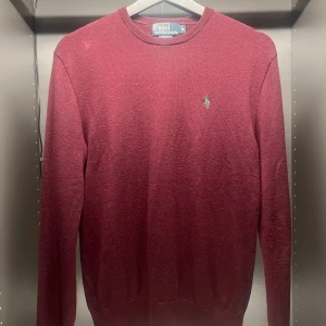 Ralph lauren tröja - Vinröd stickad ralph lauren tröja i merinoull. Storlek M men passar mer storlek S pågrund av att den är slim fit. Nypris ca 1500kr men säljer för endast 300kr eftersom den inte passar mig längre. Hör av er vid minsta frågor eller funderingar🙌