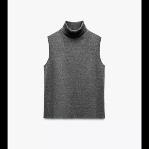 Grå tröja med krage från zara - Snygg grå stickad tröja ifrån Zara! Den är i storlek M men har sytt in den i midjan så den sitter som en S! Säljer för den inte kommer till användning, använd ca 2 ggr💓