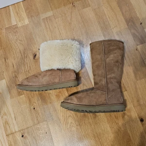 Helt nya UGG boots storlek 37 - nedvikbara - Helt nya UGGs i originalfärg, storlek 37. Använda max 3 gånger - i princip som nya! Supermysiga och nedvikbara, perfekt för både stil och värme. Fluffet är fortfarande helt intakt. Äkta mocka! (Hör av er vid frågor eller extra bilder)  Nypris: 3550 kr ❤️ 