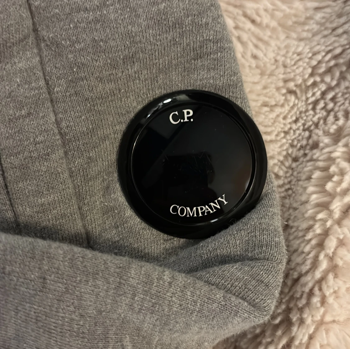 Grå hoodie från C.P. Company - 1