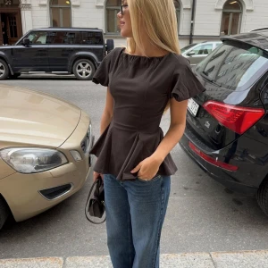 NA-KD jeans - Säljer dessa ursnygga low waist bootcut/wide jeansen från NA-KD i strl 34🤍 har endast använts 2 gånger, säljer pga att tyvärr är för stora.