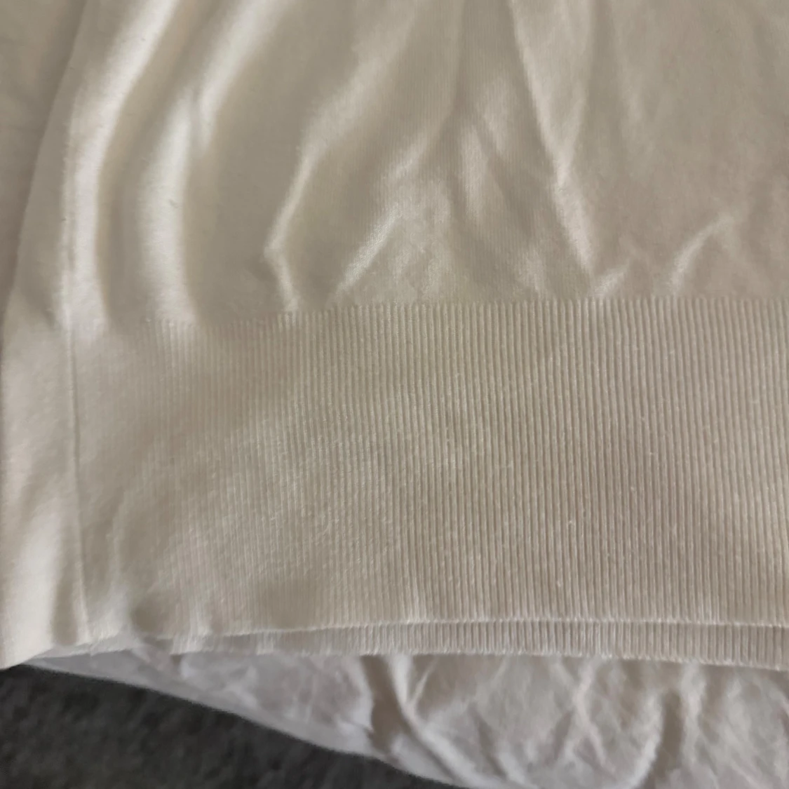 Vit stickad tröja med ribbade detaljer - 1