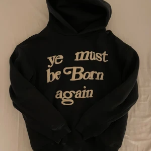 Ye must be born again - Säljer en Kanye West ”Ye must be born again” hoodie som jag inte längre får så mycket användning av. Insydd på bägge sidor pga att den var för stor på mig så det är enkelt att ta bort det ifall den är för liten för dig. Sydd förhand.