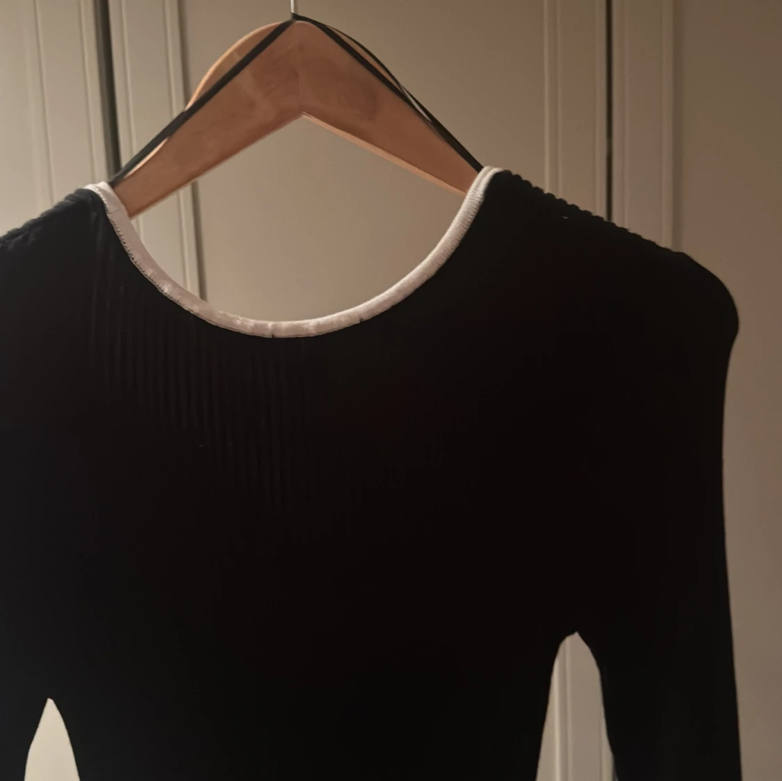 Svart ribbad långklänning med vit kant (Mama) - 3