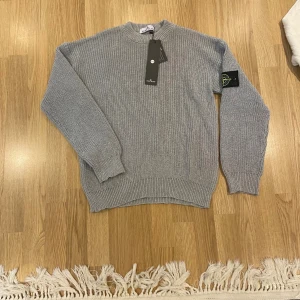 Grå stickad tröja från Stone Island - Storlek S men passar M lite för stor