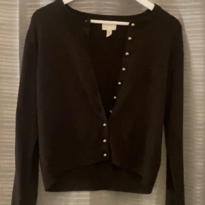 Mörk brun kofta med guld knappar - Mörk brun kofta med guld knappar storlek M