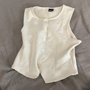 topp - en jätte fin topp från gina, kommer inte till användning. men helt ny!
