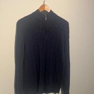 Club Room blå kabel stickad tröja, storlek S Half Zip - Klassisk kabel stickad tröja med dragkedja i halsen och ett flätat mönster.  Skick: Mycket gott skick, sparsamt använd utan defekter.  Storlek: S (normal i storleken).  Kolla gärna in mina andra annonser.   Skriv vid frågor eller ifall du vill ha fler bilder. 