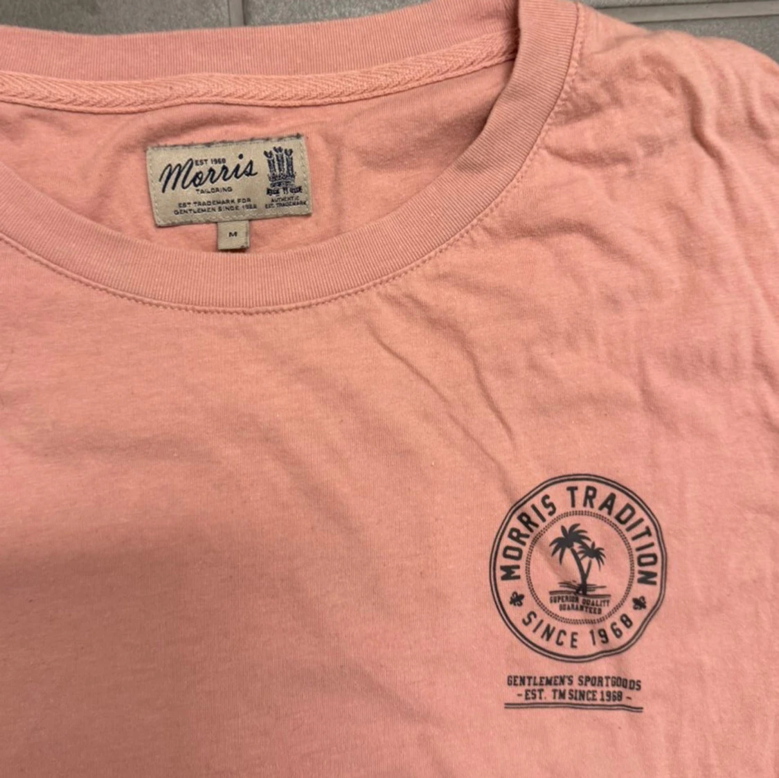 Ljusrosa t-shirt från Morris Tradition - 1