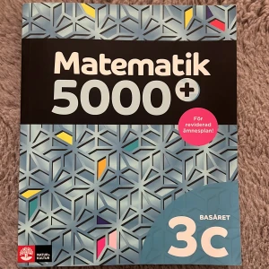 Matematik 5000+ 3c Basåret - Perfekt för dig som pluggar matematik på gymnasiet eller basåret! Boken är anpassad för den reviderade ämnesplanen och hjälper dig att förstå och klara kursen 3c. Modern design och tydlig layout gör pluggandet roligare och enklare.