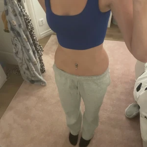 Blå ribbad linnetopp från FB Sister - Säljer en blå croppad linnetopp från FB Sister i storlek XXS. Toppen har breda axelband och är ribbad. Materialet är mjukt och stretchigt för skön passform💙