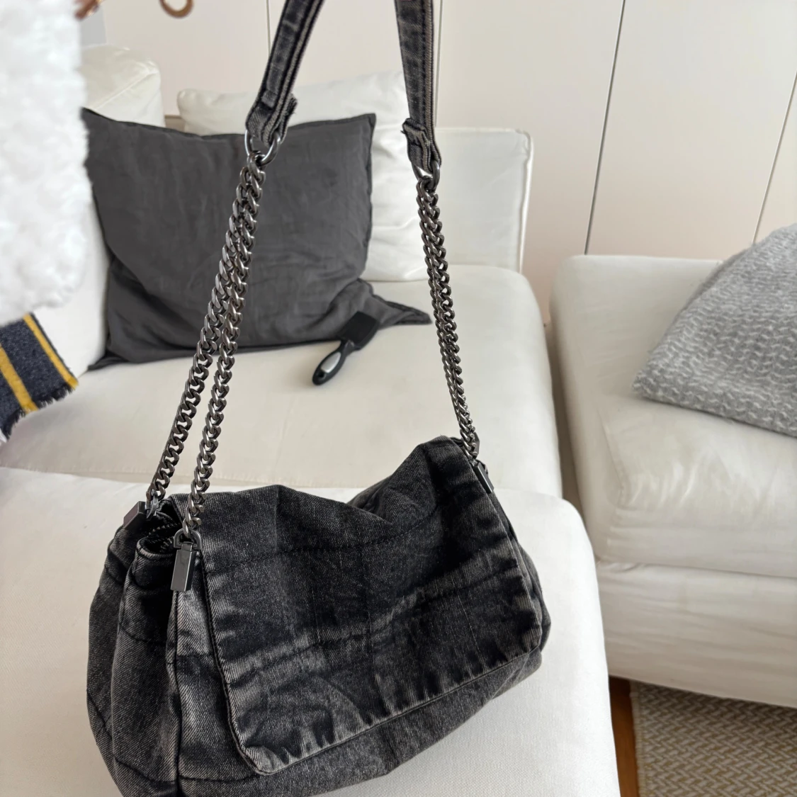 Grå axelväska i denim från Zara