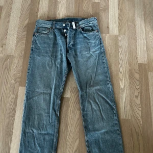 Weekday Space Relaxed Straight Jeans - Blå jeans från Weekday, modell Space Relaxed Straight. Klassisk femficksdesign med raka ben och avslappnad passform. Jeansen är tillverkade i 100% bomull och har snygga kontrastsömmar. Sparsamt använda.