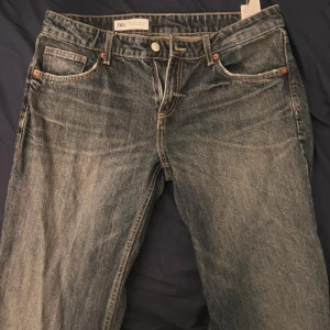 Zara mörkblå jeans  - Mörkblå jeans från Zara som är storlek 40 men är små i storleken så de passar även 38, slitna vid slutet av jeansen