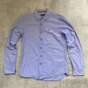 Blå Morris skjorta  - Jag Säljer en fet skjorta från Morris | skicket på tröjan är bra 8/10 | storlek M | ny pris 1500: mitt pris är 299 | skriv vid frågor och funderingar       