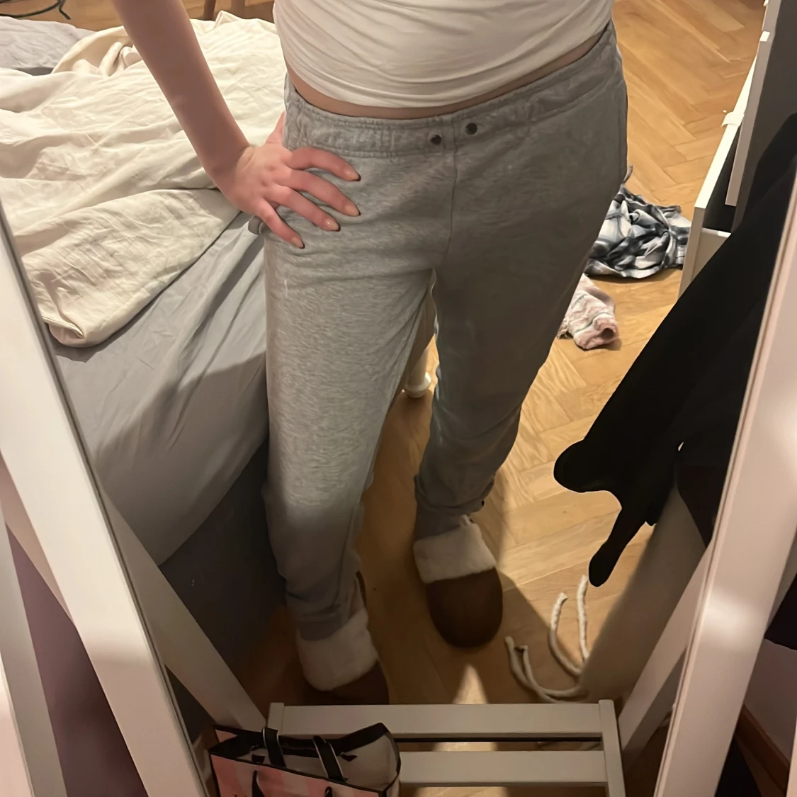 Grå Adidas mjukisbyxor med svarta ränder - 1