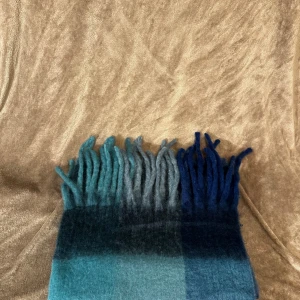 Rutig cahmere halsduk. - En rutig cashmere halsduk perfekt för höst-vintern. Gjord med mjuk cashmere vilket gör den mycket varm. Halsduken är 250cm x 38cm. Aldrig andvänd i perfekt skick.