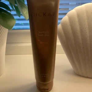 Hickap limelight body glow  - ”Limelight body glow” från Hickap i full storlek. Ej kommit till användning, köpt i somras. Nypris 329kr