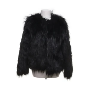 Svart pälsjacka från Cubus - Säljer en svart pälsjacka från Cubus i storlek S. Jackan har lång, fluffig fuskpäls och en klassisk rak passform med långa ärmar. Perfekt för dig som vill ha en statement piece med cool vibe och extra volym. Jackan är helsvart och har en stilren look.