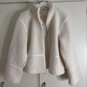 Vit teddyjacka - Så fin vit teddyjacka från Gina Tricot Young🤍🤍🤍🤍🤍 Aldrig använd, med lappar kvar. Storlek 170, vilket jag skulle säga motsvarar XS-S.