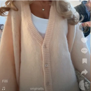 Söker  - Söker denna peach färgade koftan från American vintage. Om du har denna så köper jag för 700kr 🙏🏼💕