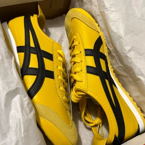 Onitsuka Tiger Gul Yellow 38 😎 - säljer dessa gula skor, som är riktigt stylish. ~ Har sett dem mycket i pinterest, tiktok och insta med fashion tjejer. Dem är riktigt feta!! (helt nya också😎;D) Först till kvarn!! skriv till mig~