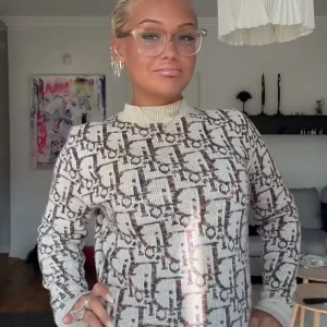 Stickad dior tröja - Som ny. Helt problemfri. Storlek S men lite större i storleken är den. Värmer otroligt mycket. Fraktar inom 24h