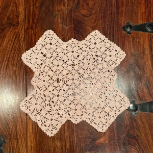 Dukar - En rosa mellan stor duk💕