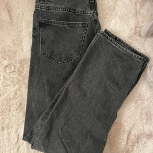 Baggy low waist  jeans  - Snygga grå jeans från Gina. Jeansen har fem fickor, dragkedja och knapp framtill. De är lågmidjade och har baggy, raka ben. 