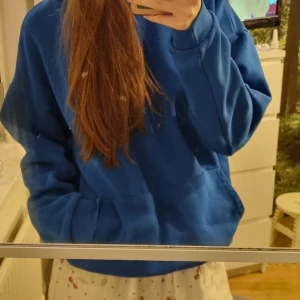 Oversized hoodie - Säljer denna oversized hoodie som är i mycket fint skick!