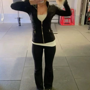 Svarta yogapants - Svarta yogapants från lager 157💗Min kompis på första bilden, inte jag💞