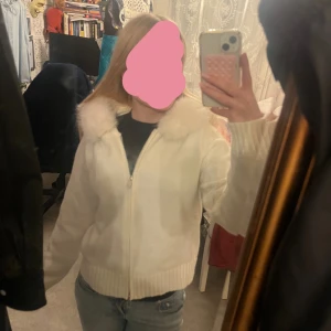 Vit jacka/kofta med päls - Den är väldigt fin mjuk och skön. Inga fläckar. Det är storlek xs/s