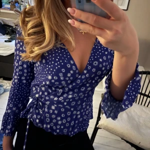 Blus - Omlottknyten blus i ett tunnare material. Skriv vid frågor 💕