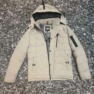 ICELAND - Artic Outerwear - Aldrig använd tjock dunjacka! Perfekt inför vintern! Spontant köpt och aldrig använd.