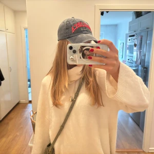 Vit stickad tröja från Arket - Supermjuk och oversized vit stickad tröja från H&M. Tröjan har rund halsringning, långa ärmar och ribbade muddar vid ärmslut och nederkant. Perfekt för lager-på-lager och chill dagar. Passar dig som gillar en clean och enkel stil. har en fläck som jag tror går bort i tvätten, inte testat men annats superbra skick utan noppror